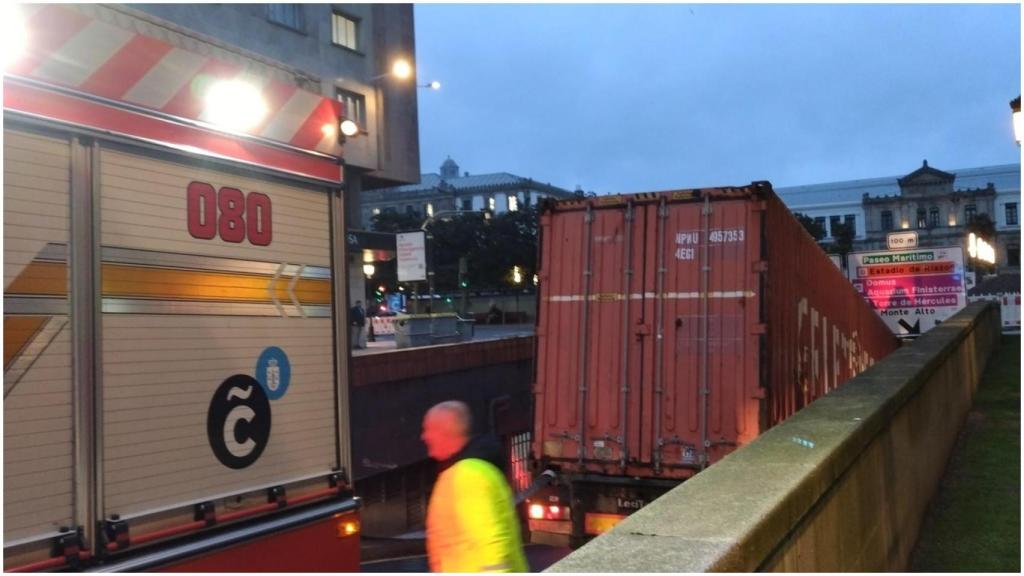 El tráiler atascado en el túnel de Juana de Vega