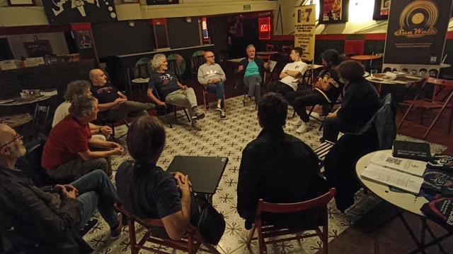 Debate entre miembros del sector cultural de A Coruña este mes en la sala Garufa.