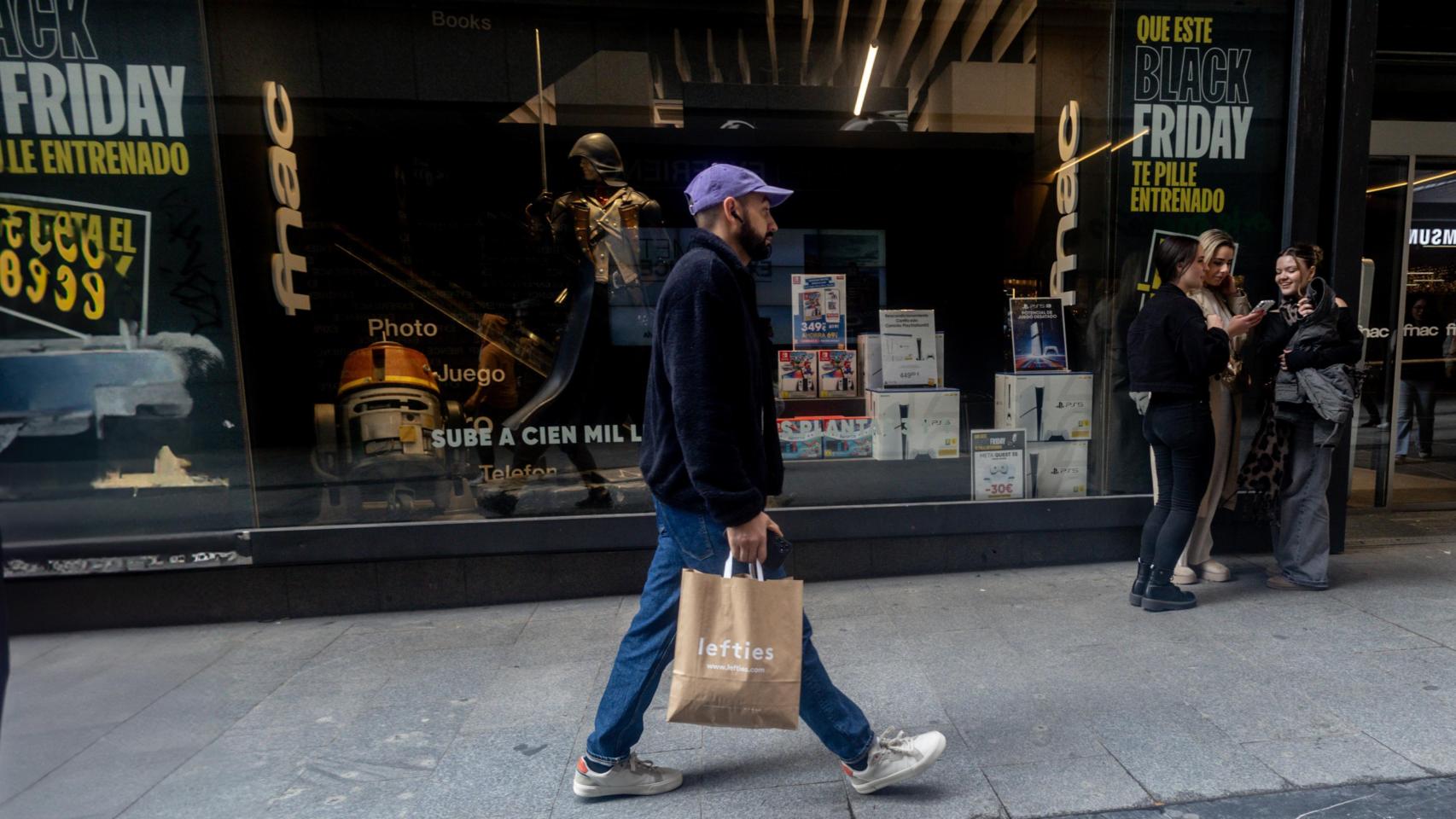 Un joven con una bolsa, en Madrid, durante el Black Friday 2024.