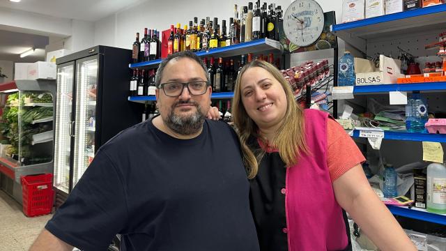 Patricia y Cosme, actuales propietarios de Alimentación Verín