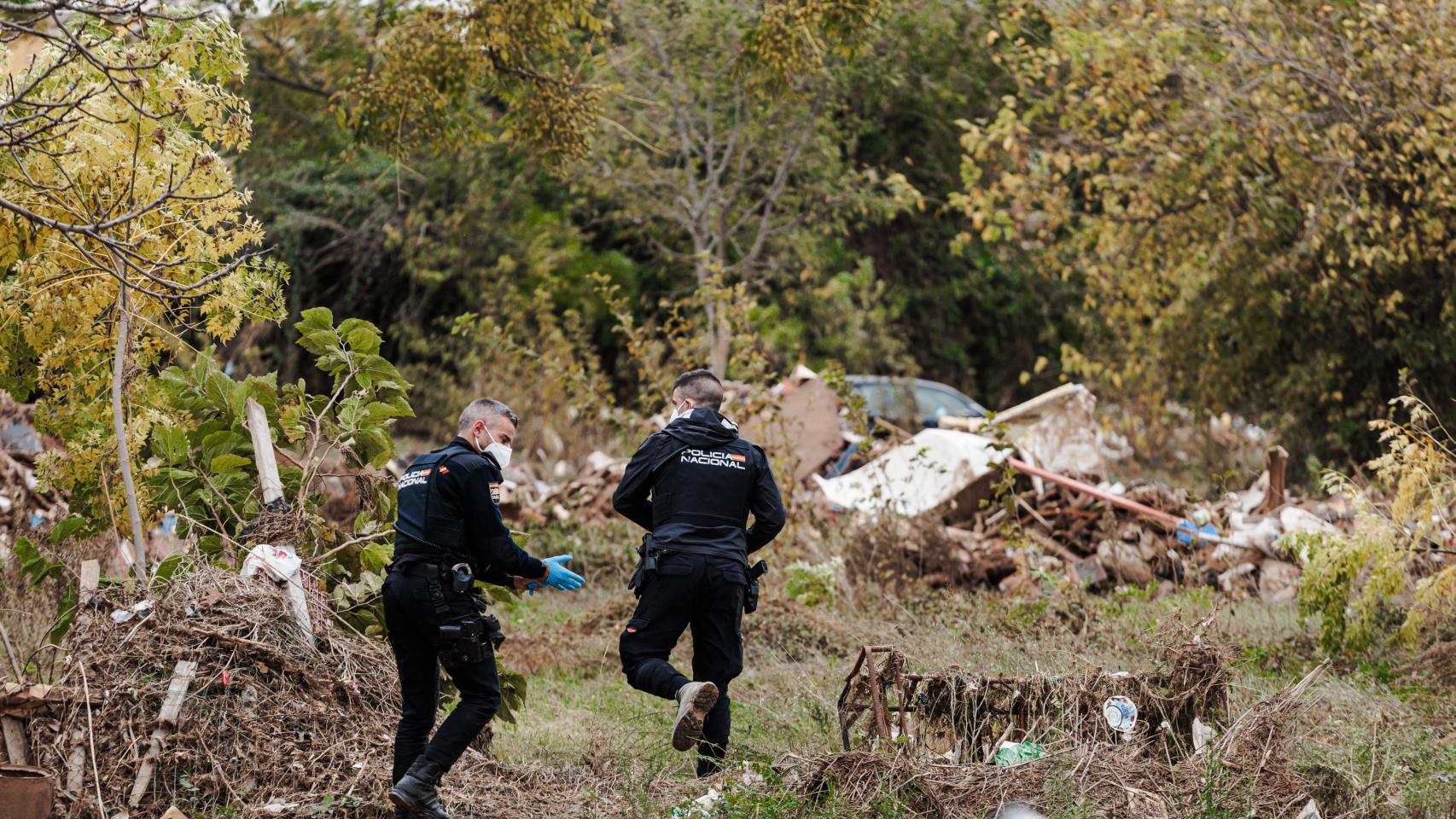 Policías trabajan en Sedaví, municipio afectado por la DANA.