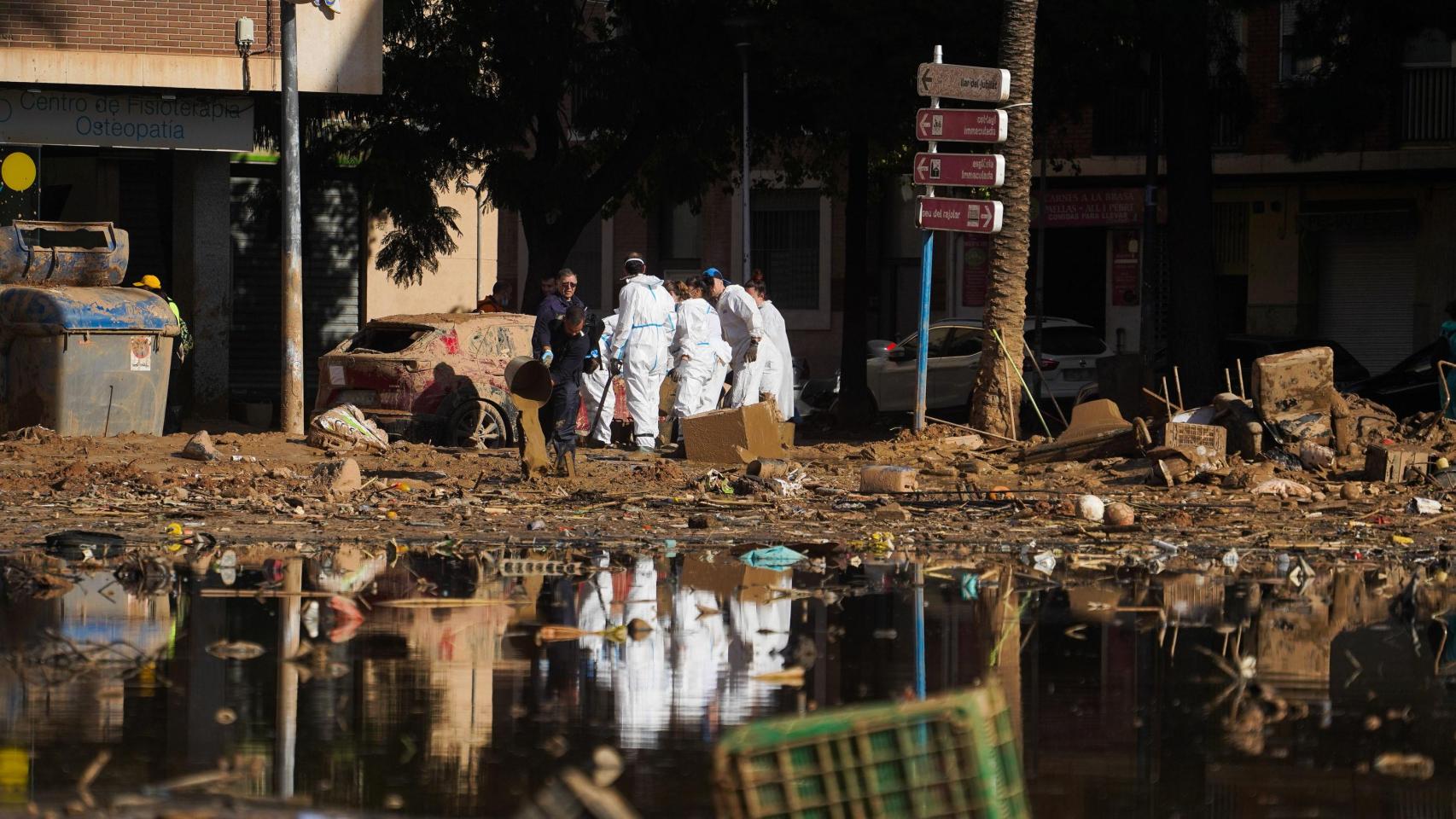 Labores de limpieza en una zona afectada por la DANA. Eduardo Manzana / Europa Press