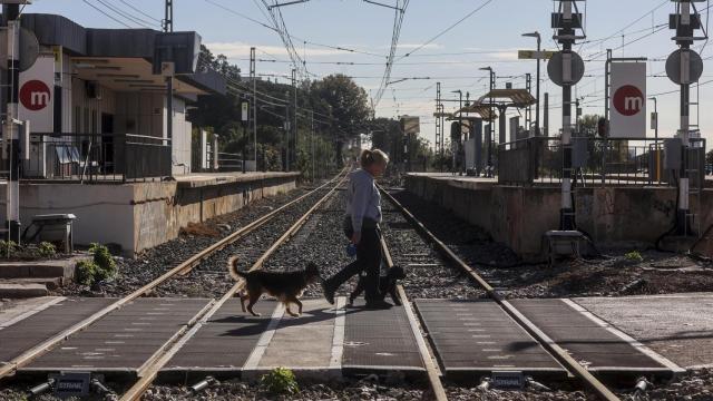 Imagen de una estación y de vías de Metrovalencia en la localidad valenciana de Paterna sin servicio tras la DANA. Europa Press / Rober Solsona