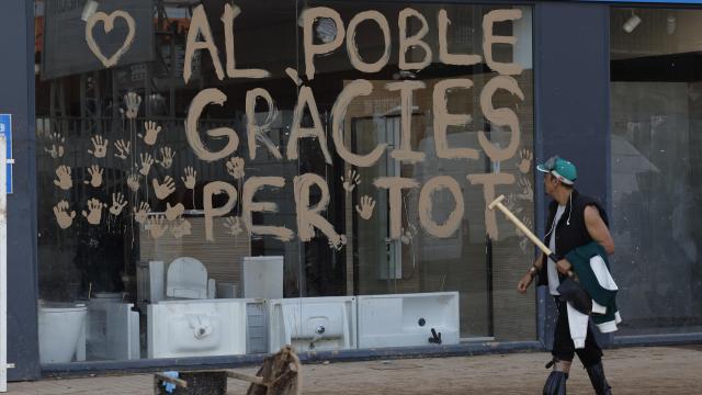 Imagen de archivo en la que se agradece al pueblo la ayuda a los damnificados de la DANA. Efe