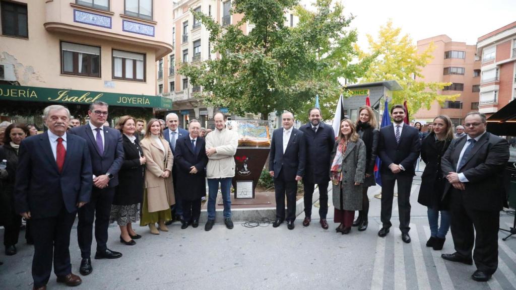 Foto de familia durante la inauguración.