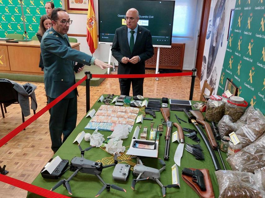 El subdelegado del Gobierno en Valladolid, Jacinto Canales, frente a las drogas, armas y objetos incautados en la operación