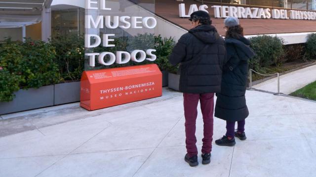 Dos visitantes en las puertas del Museo Nacional Thyssen-Bornemisza