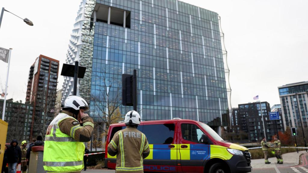 Los bomberos de Londres frente a  la Embajada de Estados Unidos este viernes.