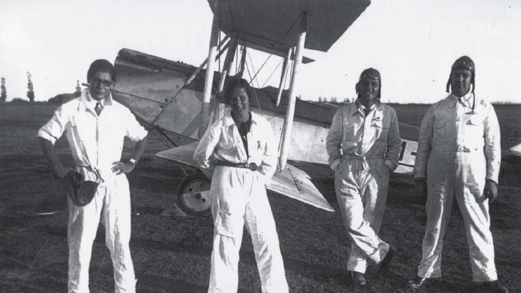 Mari Pepa Colomer junto a un grupo de pilotos