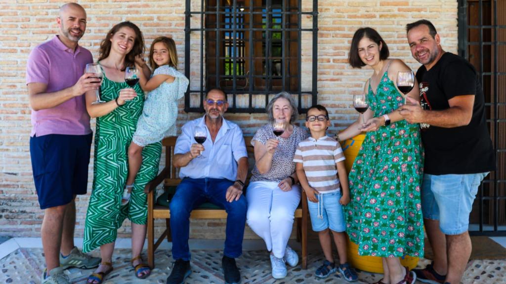 La familia detrás de la Bodega Andrés Morate.