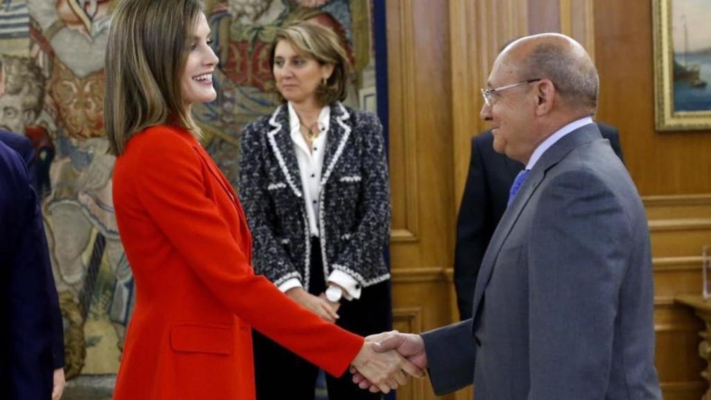 Félix Bellido saludando a la Reina Letizia.