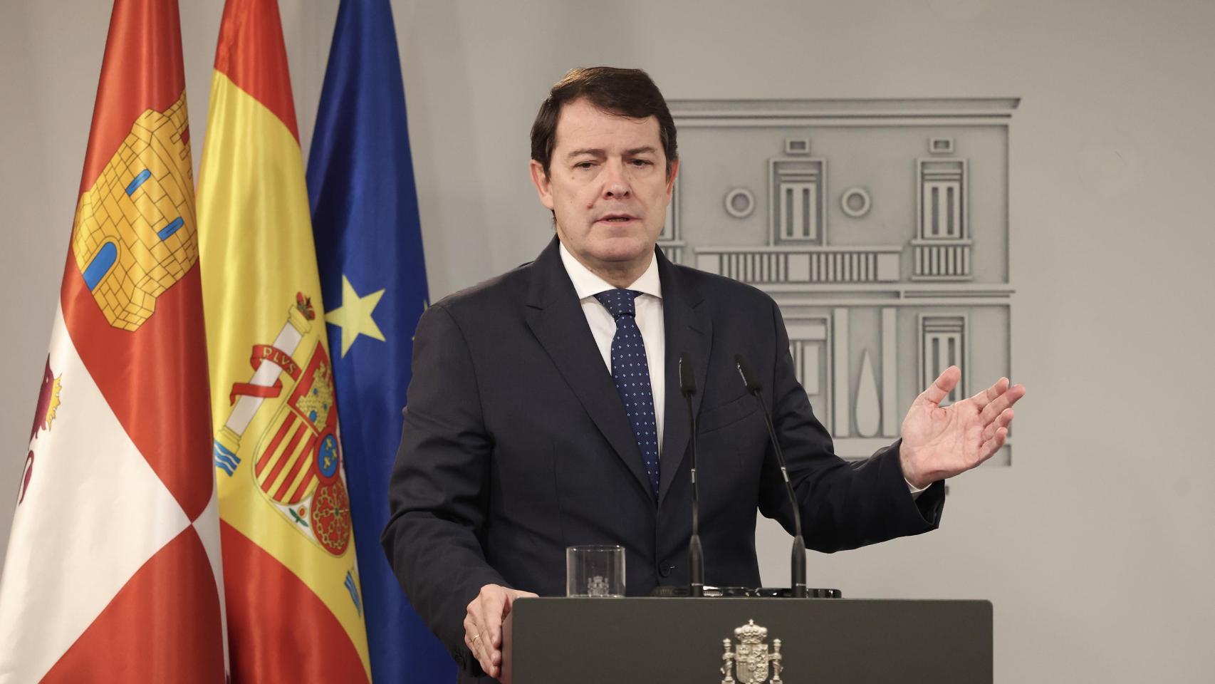 El presidente de la Junta, Alfonso Fernández Mañueco, durante su intervención tras la reunión con el presidente del Gobierno, Pedro Sánchez, este viernes