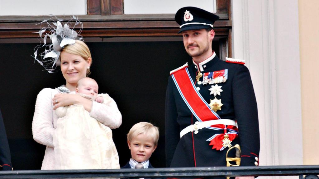 Marius Borg junto a Mette-Marit y Haakon de Noruega en una imagen de archivo.