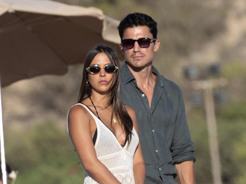 Álex González y Camila Rojido en la playa