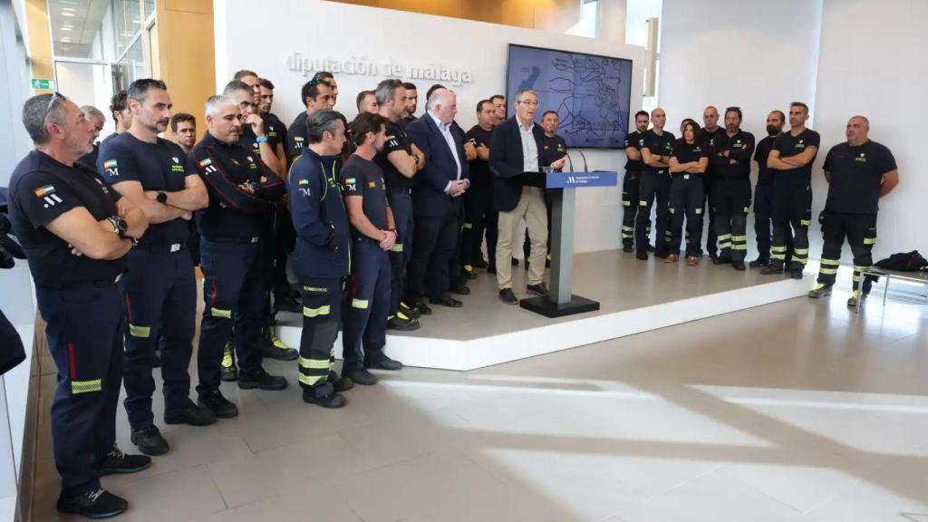 Los bomberos de la provincia de Málaga con el presidente de la Diputación.