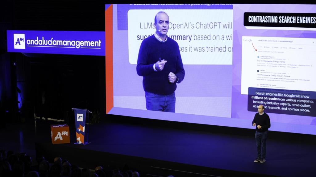 Omar Hatamleh en su ponencia en Málaga.