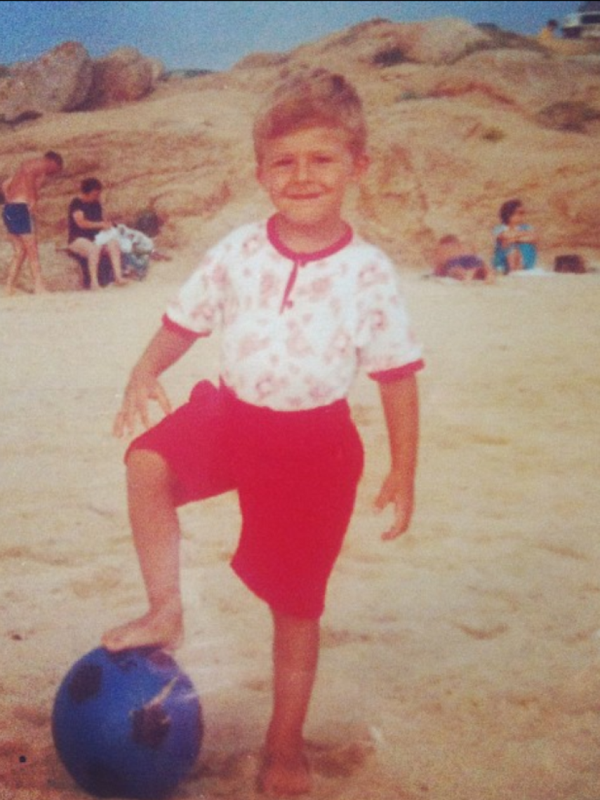 Rodrigo Vázquez de niño en la playa.