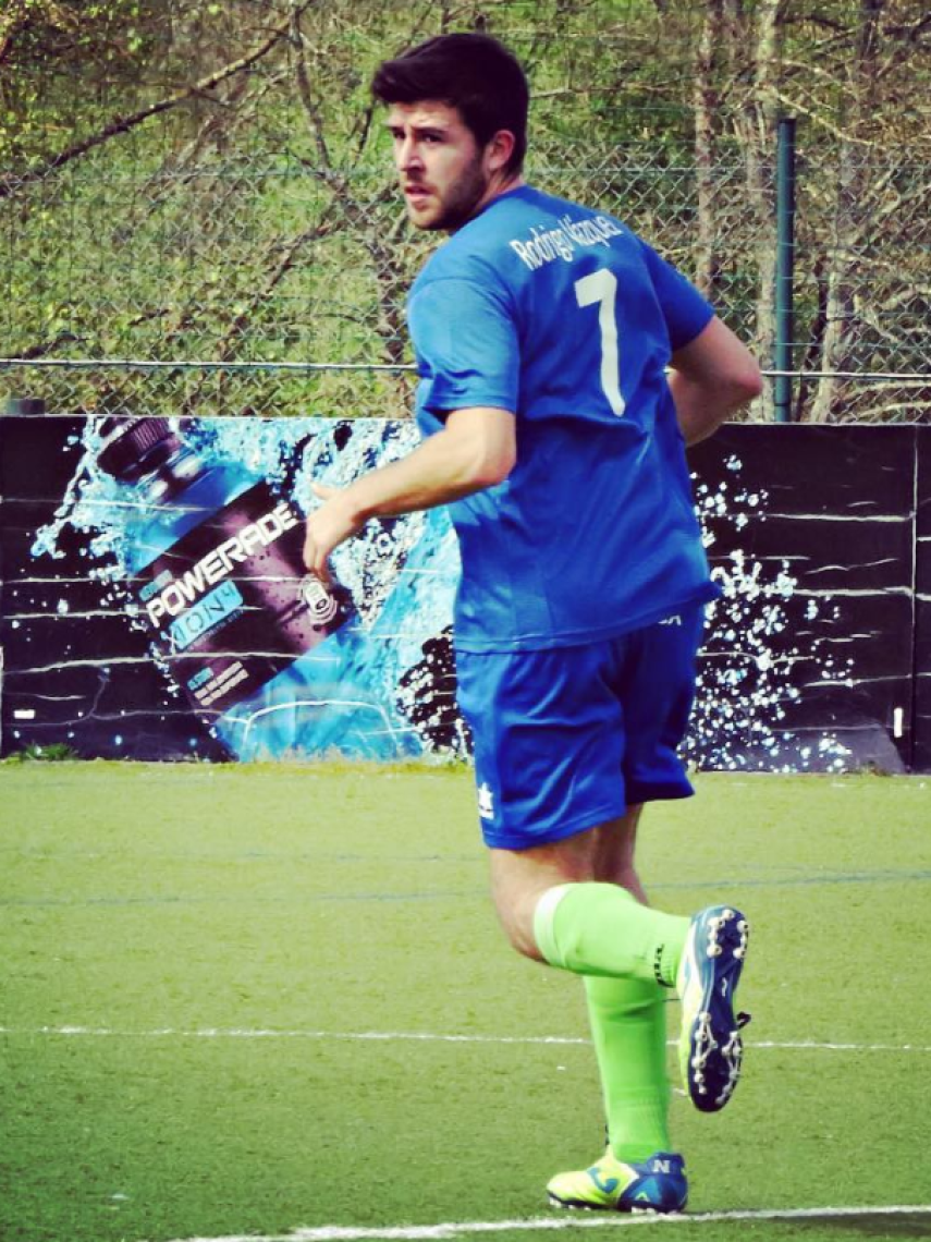 Rodrigo Vázquez, jugando al  fútbol.