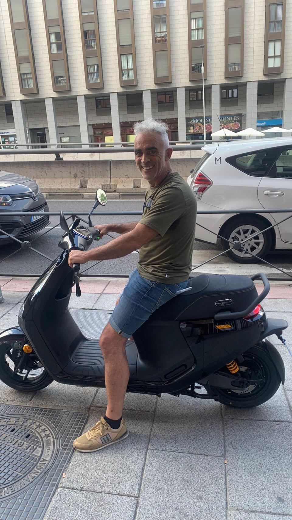 Javier Taravillo posa para EL ESPAÑOL en su Segway en una calle del centro de Madrid.