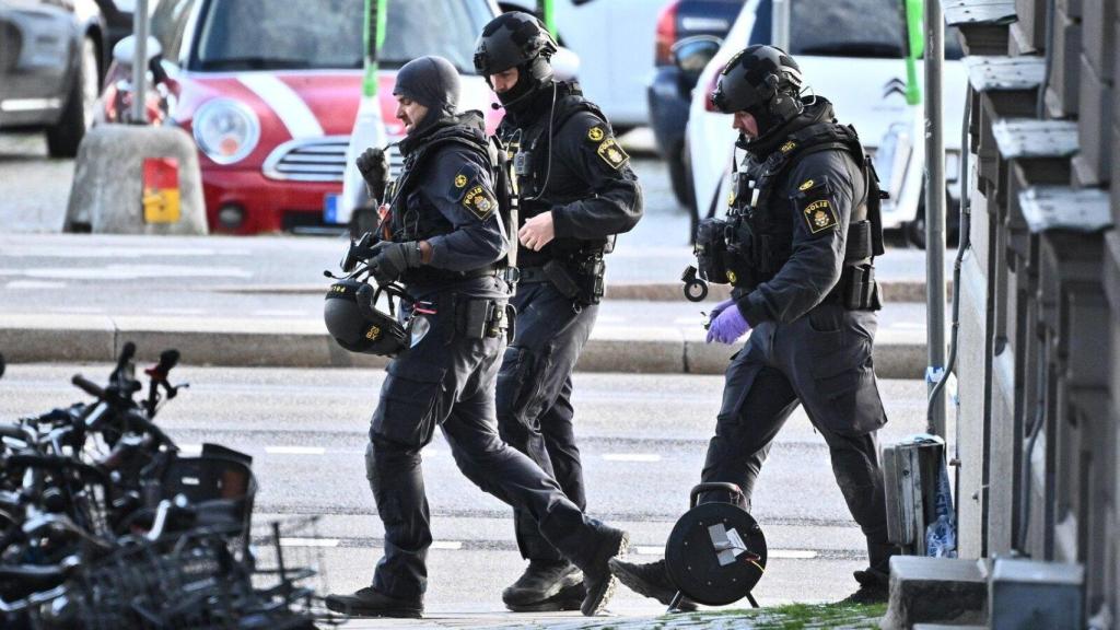 Policías actuando tras un atentado en Suecia.