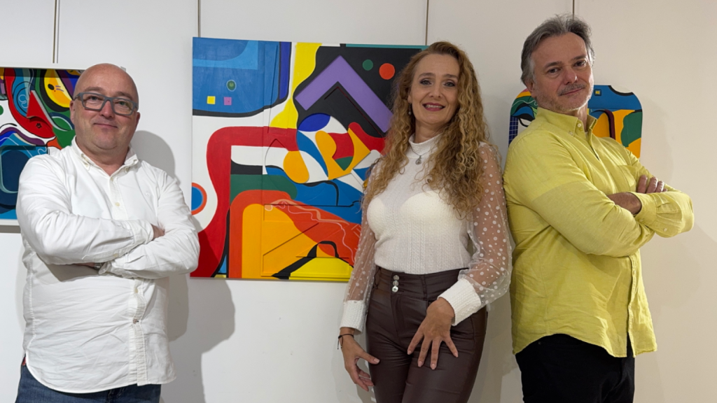 Camilo Chas (galerista), Teresa Figueiras @interesaarte (Comisaria) y Julio Pereira (Artista)