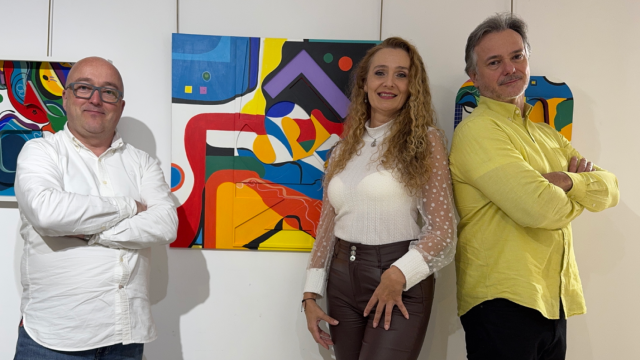 Camilo Chas (galerista), Teresa Figueiras @interesaarte (Comisaria) y Julio Pereira (Artista)