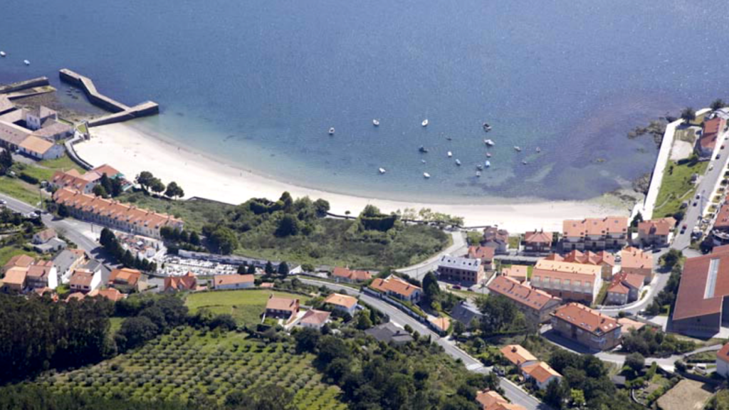 Vista aérea del entorno de la playa de Quenxe y las antiguas fábricas.