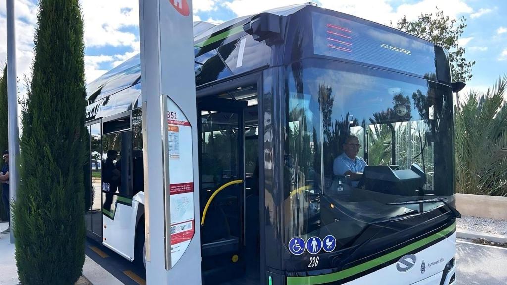 Uno de los autobuses urbanos de Elche en la UMH.