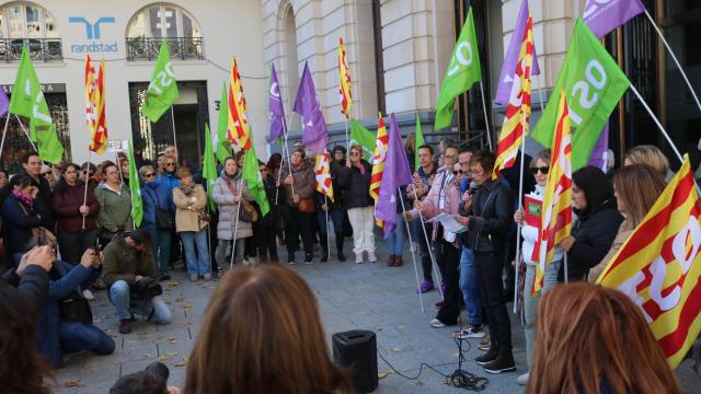 Un grupo de trabajadores de residencias se ha concentrado en el centro de Zaragoza