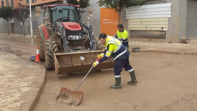 Pulido, retirando lodo de las calles de Catarroja.