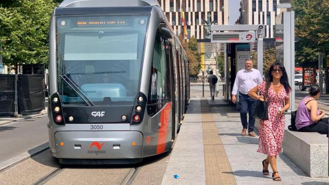 El tranvía de Zaragoza, a su paso por el paseo de la Independencia.