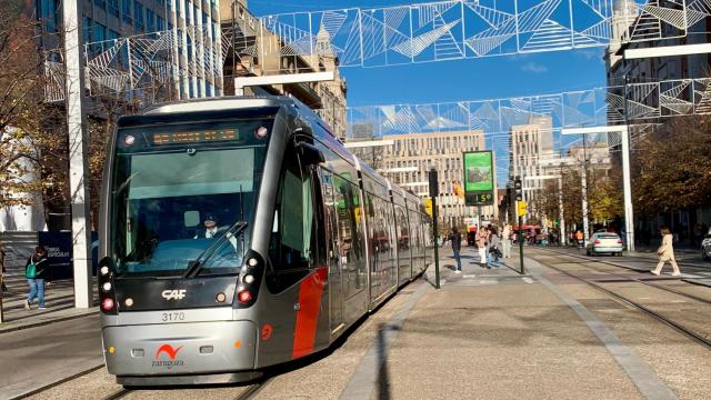 El tranvía de Zaragoza, este viernes, a su paso por el paseo de la Independencia.