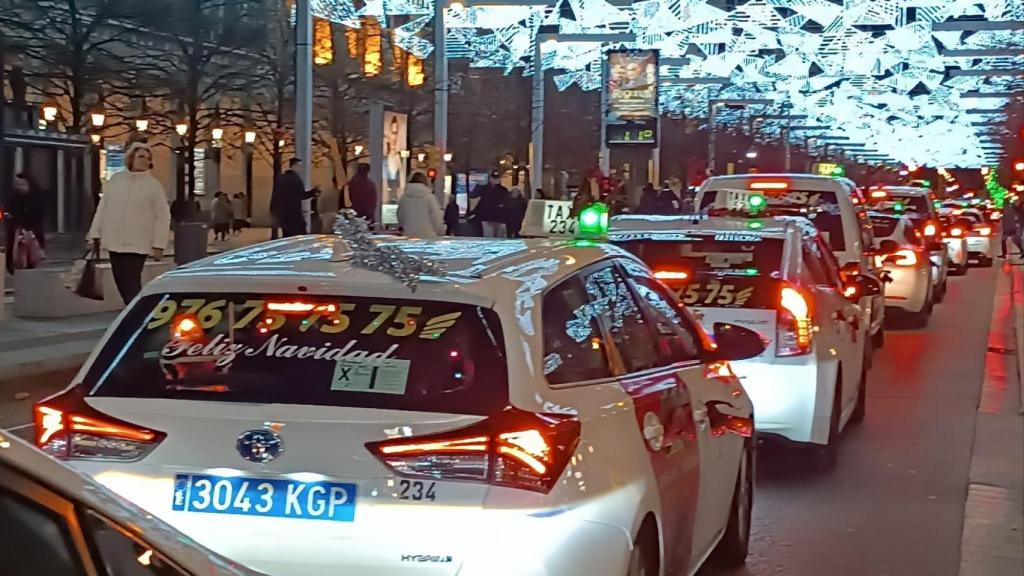 Los taxistas de Zaragoza en el recorrido solidario del año pasado.