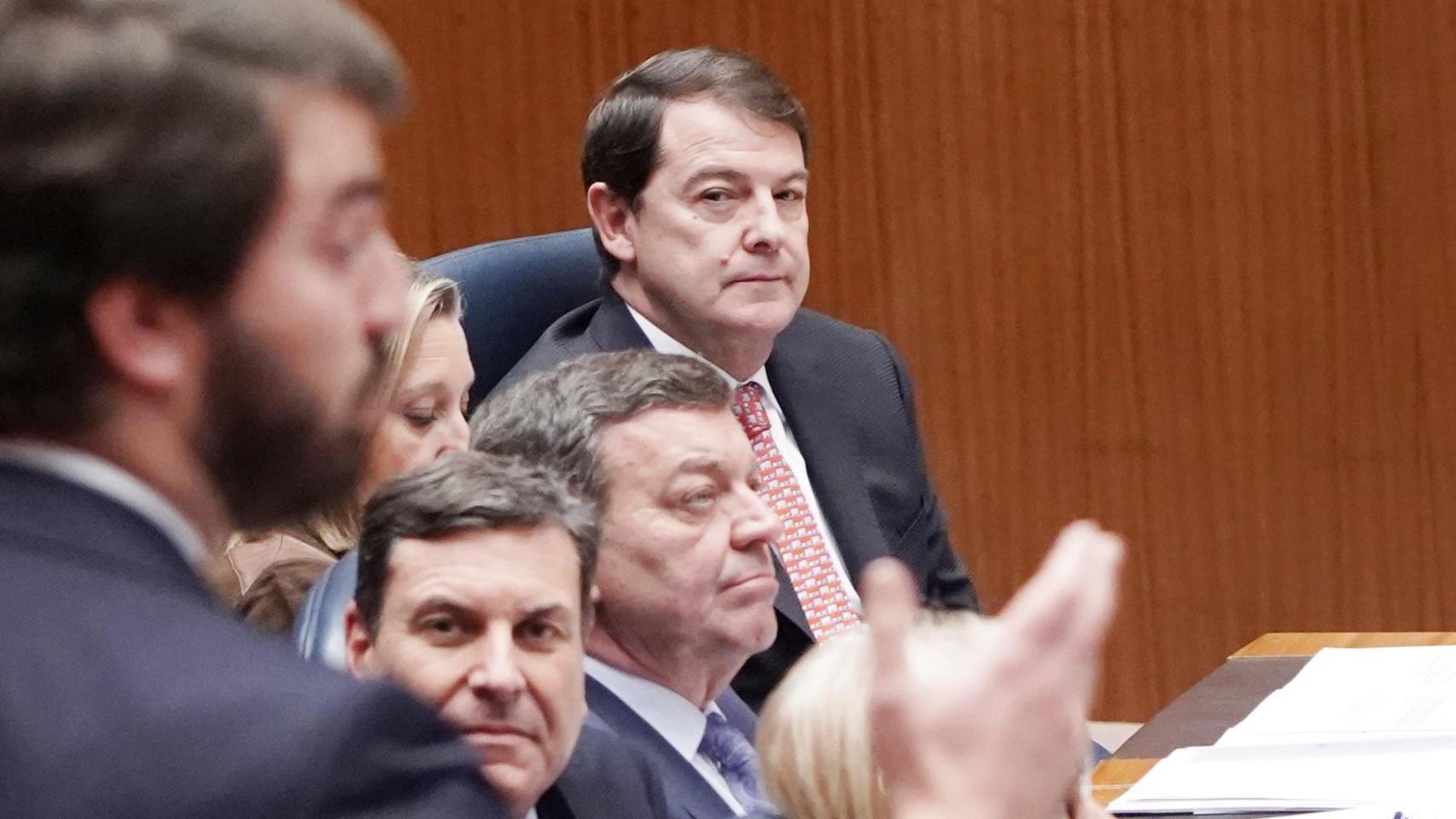El presidente de la Junta, Alfonso Fernández Mañueco, observa al portavoz de Vox, Juan García-Gallardo, durante una intervención en un pleno de las Cortes de Castilla y León