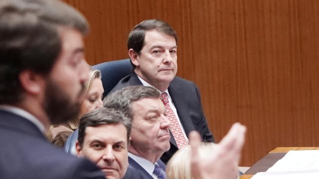 El presidente de la Junta, Alfonso Fernández Mañueco, observa al portavoz de Vox, Juan García-Gallardo, durante una intervención en un pleno de las Cortes de Castilla y León