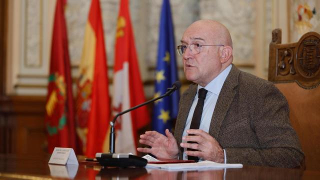 El alcalde de Valladolid, Jesús Julio Carnero, en rueda de prensa sobre el soterramiento