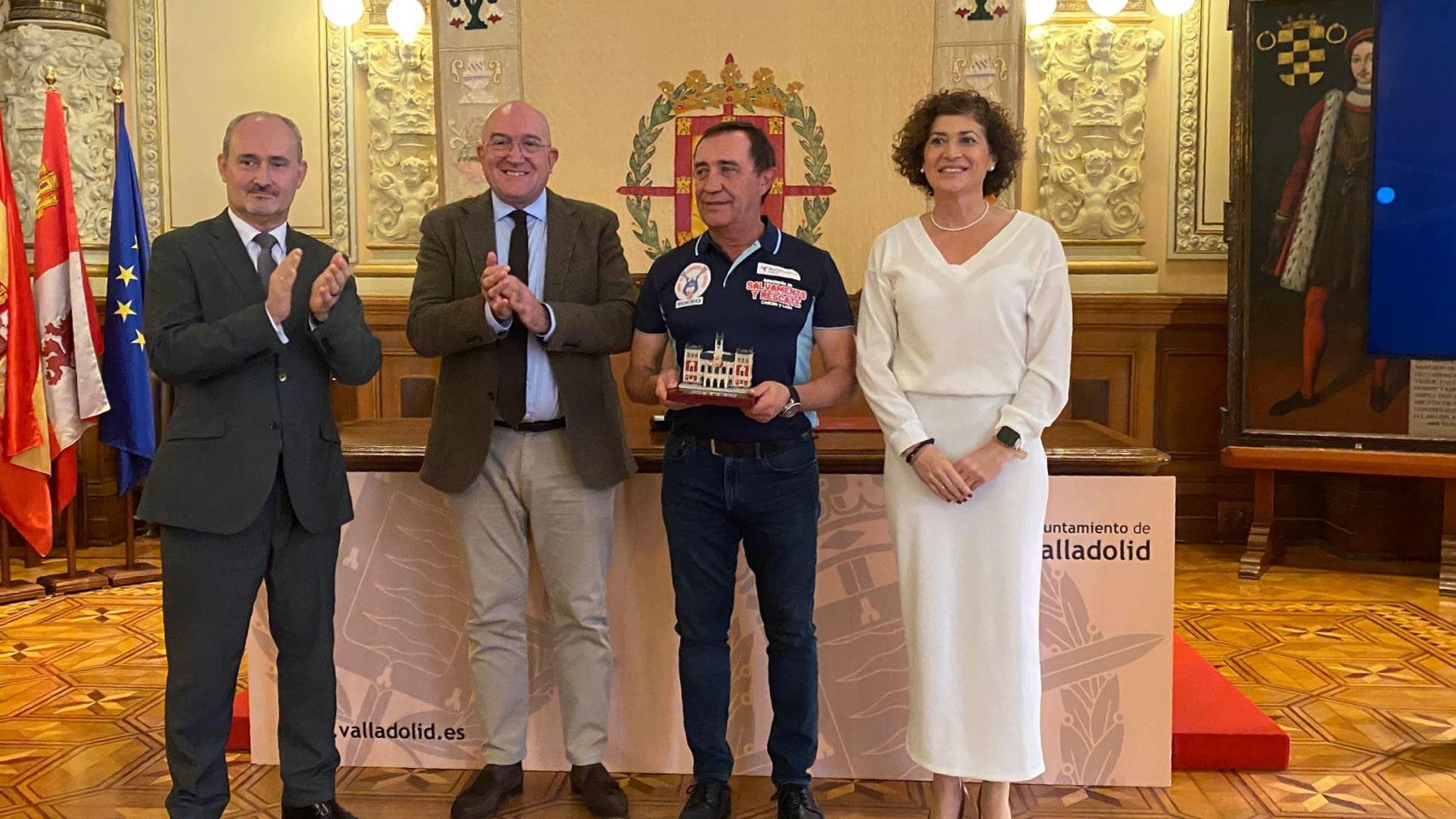 El concejal de Salud Pública y Seguridad Ciudadana, Alberto Cuadrado, junto al alcalde, Jesús Julio Carnero, el presidente de la Asociación de Salvamento y Socorrismo de CyL, y la concejala de Deportes, Mayte Martínez