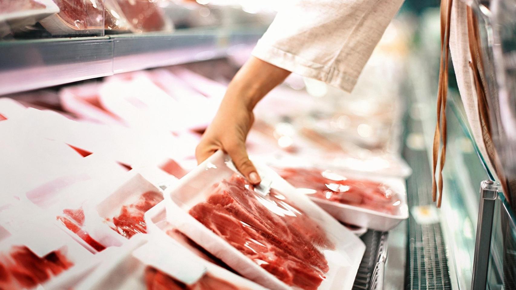 Carne envasada en el supermercado. EP.