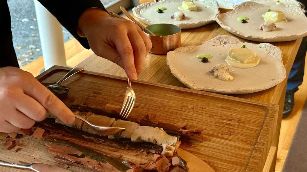 Barro con el que se cocina la aleta del besugo.