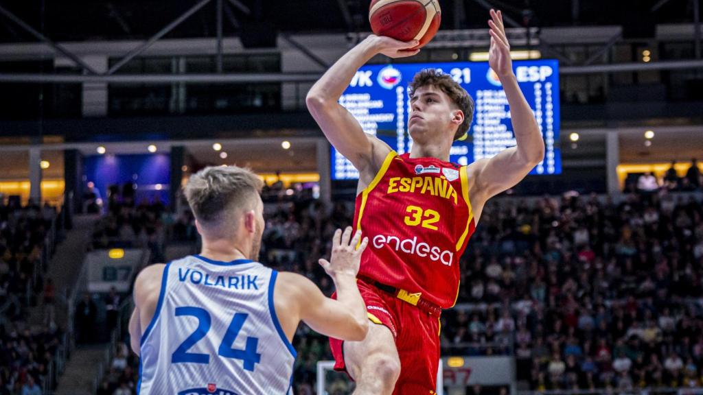 Mario Saint-Supery lanza a canasta durante el partido entre Eslovaquia y España.