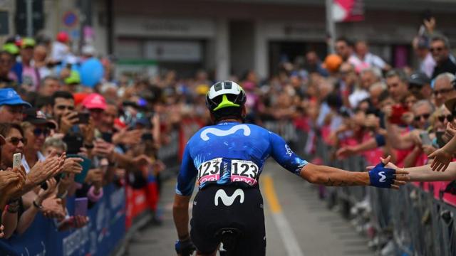 Davide Cimolai saluda a la afición en una etapa del Giro de Italia.