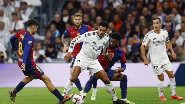 Balde y Pedri tratan de quitarle el balón a Bellingham en el Clásico de La Liga.