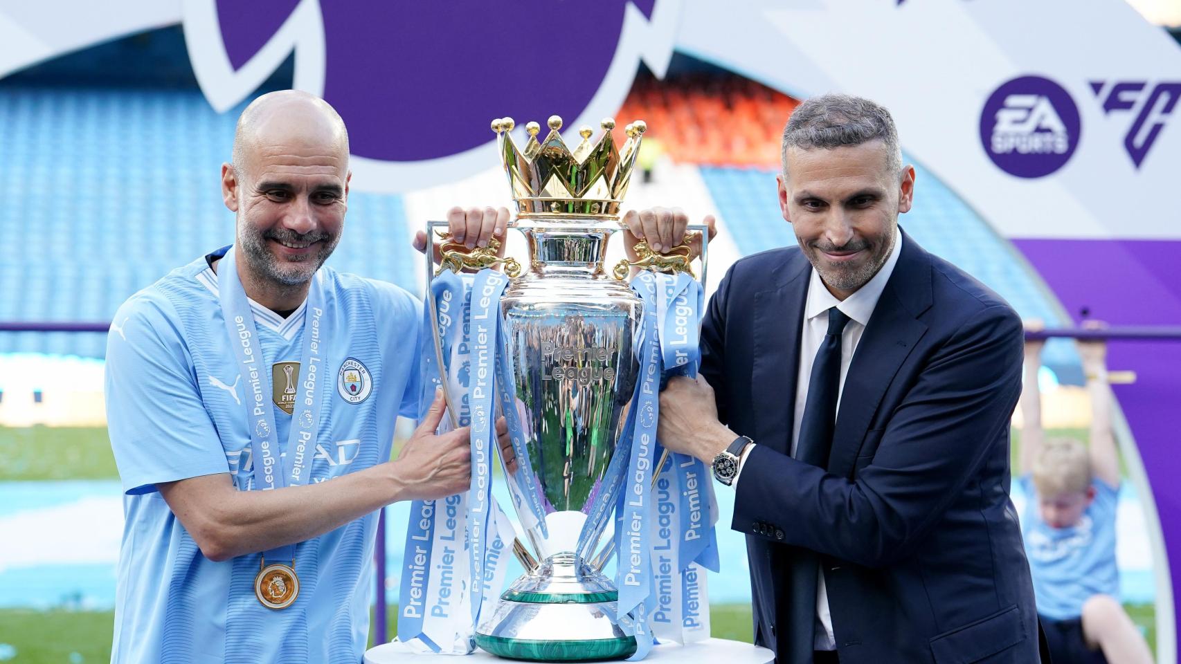 Pep Guardiola junto al presidente del Manchester City, Khaldoon Al Mubarak