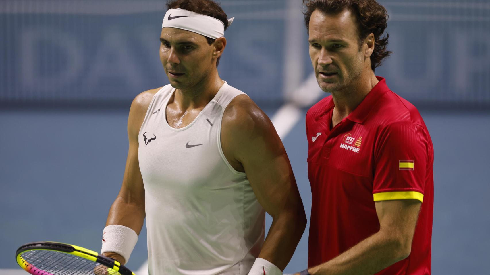 Rafa Nadal y Carlos Moyá, en uno de los entrenamientos de la Copa Davis