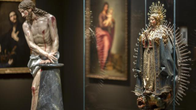 Imagen de las salas de la exposición “Darse la mano. Escultura y color en el Siglo de Oro.” Foto © Museo Nacional del Prado.