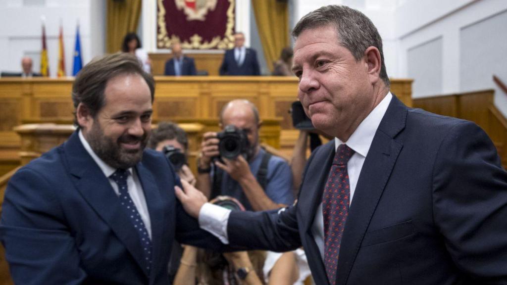 Emiliano García-Page saluda a Paco Núñez en una reciente sesión de las Cortes de Castilla-La Mancha. Foto: Ismael Herrero / Efe.