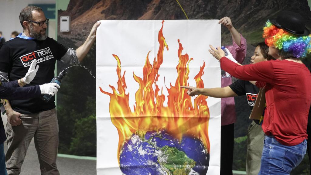 Un grupo de manifestantes en la COP29.