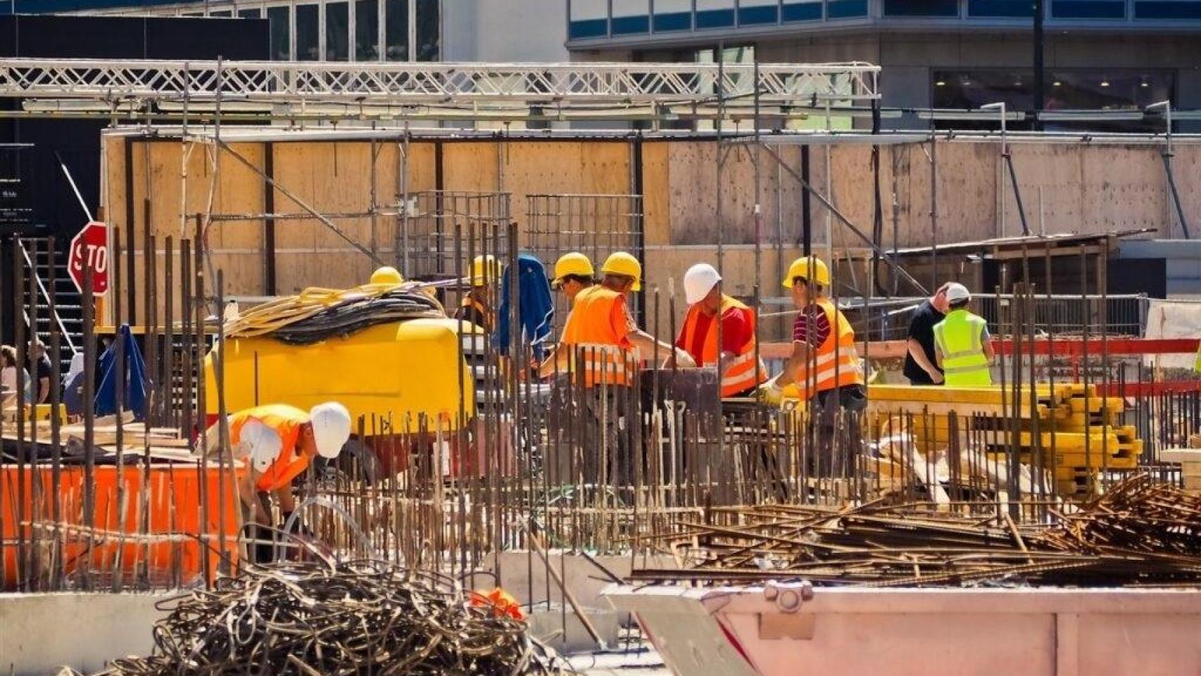 Un grupo de trabajadores de la construcción en una obra