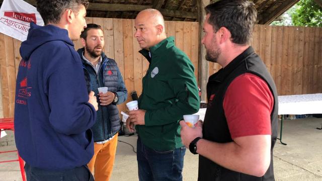 Arnaud Rousseau junto a un grupo de agricultores franceses.