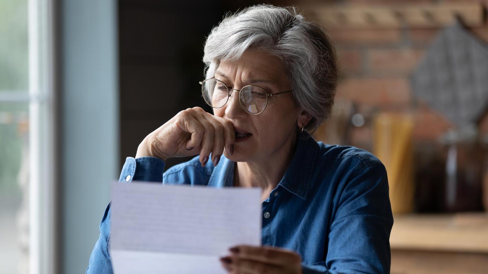 Una mujer leyendo una carta.